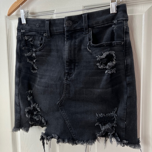 American Eagle Outfitters Dresses & Skirts - American Eagle “Curvy Hi-Rise Mini” Distressed Black Denim Skirt 6